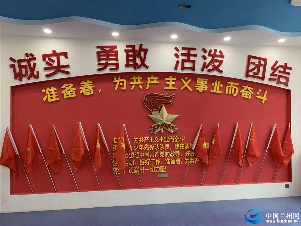 如果把一个人丢到太空里，他会掉下去吗？